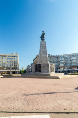 Lodz, Polonya - 7 Haziran 2021: Tadeusz Kosciuszko Anıtı ile Özgürlük Meydanı üzerine dikey görüş.
