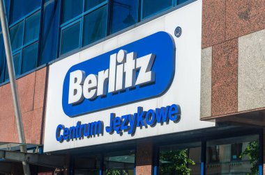 Lodz, Polonya - 7 Haziran 2021: Logo ve Berlitz Şirketi, Princeton, New Jersey merkezli bir Japon dil eğitimi ve liderlik eğitim şirketidir..