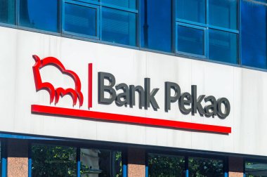 Lodz, Polonya - 7 Haziran 2021: Bank Polska Kasa Opieki Spolka Akcyjna 'nın logosu, daha kısa adıyla Bank Pekao S.A., Polonya' nın en büyük ikinci bankasıdır..