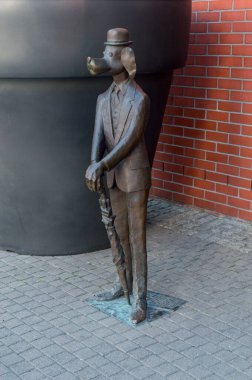 Lodz, Polonya - 7 Haziran 2021: Muhteşem Ferdinand 'ın Bronz heykeli (Ferdynand Wspanialy).