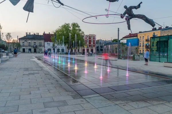 Czestochowa, Polonya - 6 Haziran 2021: Akşamları eski pazar meydanı.