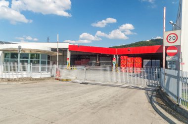 Zywiec, Polonya - 6 Haziran 2021: Zywiec Bira Fabrikasının girişi.