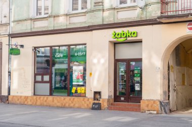 Lodz, Polonya - 7 Haziran 2021: Zabka mağazasının cephesi.