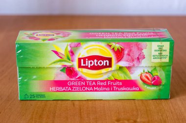 Deblin, Polonya - 14 Haziran 2021: Lipton yeşil çayı Kırmızı Meyveler.