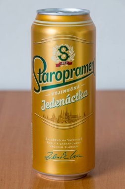 Deblin, Polonya - 8 Haziran 2021: Can of Staropramen vyjimecna Jedenactka Çek birası.