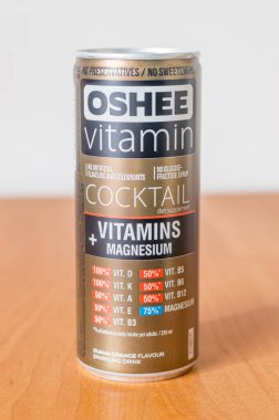 Deblin, Polonya - 10 Haziran 2021: Oshee vitamin ve magnezyum kutusu.