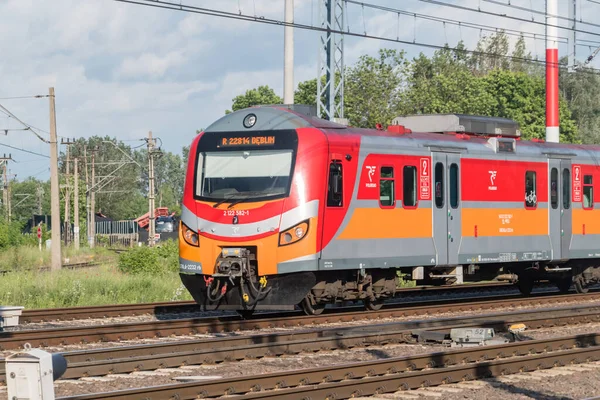 Deblin, Polonya - 13 Haziran 2021: Yerel yolcu treni Przewozy Regionalne 'e aittir (İngilizce: Bölgesel uçak gemileri). At arabalı Polregio treni.