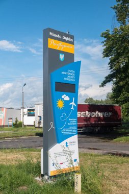 Deblin, Polonya - 13 Haziran 2021: Deblin girişinde hava kalitesi hakkında bilgilendirme.