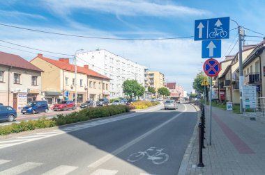 Garwolin, Polonya - 15 Haziran 2021: Garwolin şehir merkezindeki ana cadde.