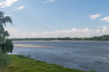 Polonya, Deblin 'deki Vistula Nehri' nin kıyısında. Vistula, Polonya 'nın en uzun nehri ve Avrupa' nın en uzun 9. nehridir..