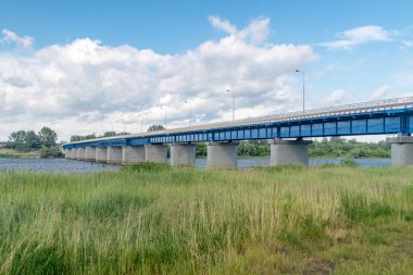 Polonya, Deblin 'deki Vistula Nehri üzerindeki köprü. Vistula, Polonya 'nın en uzun nehri ve Avrupa' nın en uzun 9. nehridir..