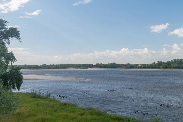 ポーランドのデブリンにあるヴィスワ川の川岸 ヴィスワ川はポーランドで最も長い川であり ヨーロッパで9番目に長い川である — ストック写真