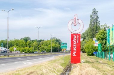 Pruszkow, Polonya - 15 Haziran 2021: Pruszkow şehrine giriş ve Düzenli Köy 'ün sonunun işareti.