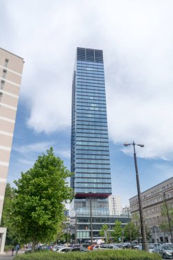 Varşova, Polonya - 15 Haziran 2021: Kozmopolit Twarda 24, eski adıyla Twarda Kulesi veya Hines Kulesi.
