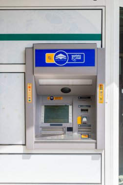 Pruszkow, Polonya - 15 Haziran 2021: Otomatik veznedar (ATM) dünya çapında Euronet Amerikan ödeme hizmetleri sağlayıcısına ait.