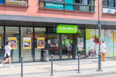 Pruszkow, Polonya - 15 Haziran 2021: Stokrotka süpermarketi.