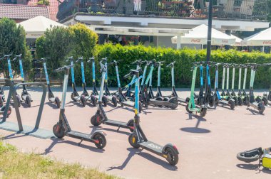 Gdansk, Polonya - 17 Haziran 2021: Birçok kiralık elektrikli scooter.