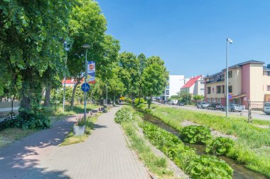 Rumia, Polonya - 18 Haziran 2021: Zagorska Struga Nehri kıyısındaki yaya geçidi.