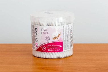 Pruszcz Gdanski, Polonya - 11 Temmuz 2021: Pamuk tomurcuklarının temizlenebilir kağıt etiketleri.