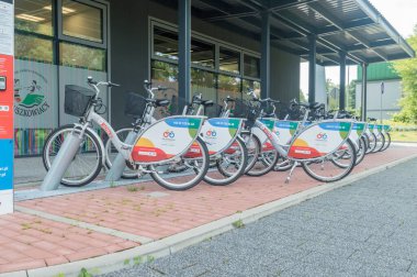 Pruszkow, Polonya - 15 Haziran 2021: Kiralık şehir bisikletleri.