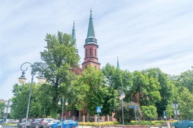 Pruszkow, Polonya - 15 Haziran 2021: Saint Casimir Kilisesi 'nin kuleleriyle yaz manzarası.