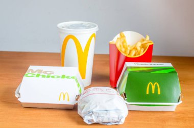 Pruszcz Gdanski, Polonya - 17 Temmuz 2021: McDonald McChicken, Jalapeno Burger, patates kızartması, Sebze Burger ve fincan.