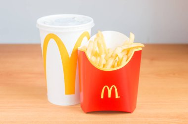 Pruszcz Gdanski, Polonya - 17 Temmuz 2021: McDonald patates kızartması ve kupa.