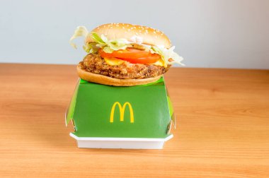Pruszcz Gdanski, Polonya - 17 Temmuz 2021: Sandviç ve bir kutu McDonald Veggie Burger.