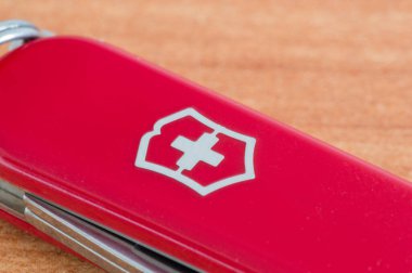 Pruszcz Gdanski, Polonya - 17 Temmuz 2021: Victorinox Logosu kırmızı İsviçre çakısı Victorinox.