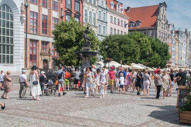 Gdansk, Polonya - 4 Temmuz 2021: Neptün çeşmesi ve çeşme çevresindeki turizm.