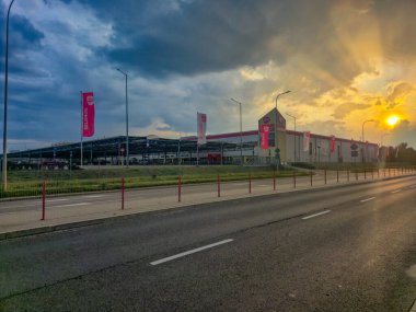 Bialystok, Polonya - Haziran 2025: Selgros gün batımında nakit ve taşıma zinciri.