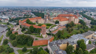Krakow, Polonya - 27 Temmuz 2025: Wawel Kraliyet Kalesi 'ndeki avlu manzarası.
