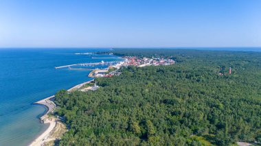 Hel, Polonya - 20 Temmuz 2025: Hel şehri ve Hel limanı üzerinde hava manzarası.