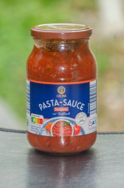 Ruhstorf an der Rott, Almanya - 12 Ekim 2025: Cucina Bolonez Pasta Sosu.