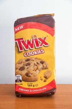 Pruszcz Gdanski, Polonya - 20 Ekim 2025: Twix karamel ve çikolatalı kurabiye.