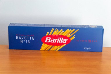 Pruszcz Gdanski, Polonya - 20 Ekim 2025: Barilla klasik bavette No 13 makarna.