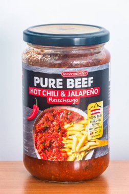 Pruszcz Gdanski, Polonya - 20 Ekim 2025: Inzersdorfer safkan acı biber ve jalapeno spagettisi.