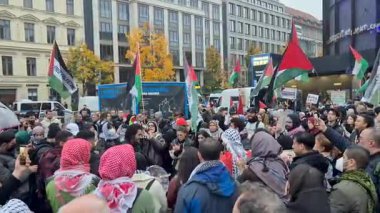 Berlin, Almanya - 1 Kasım 2025: Berlin 'de Özgür Filistin Gösterisi.