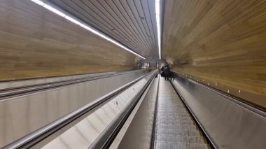 Prag, Çek Cumhuriyeti - 9 Kasım 2025: Metro istasyonunda iç yürüyen merdiven. Yürüyen merdivenden iniyorum..