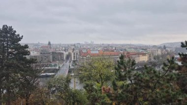 Prag, Çek Cumhuriyeti - 9 Kasım 2025: Bulutlu bir günde Prag 'ın panoramik manzarası.