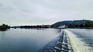 Prag, Çek Cumhuriyeti - 9 Kasım 2025: Bulutlu bir günde Charles Köprüsü kemerli Vltava Nehri.