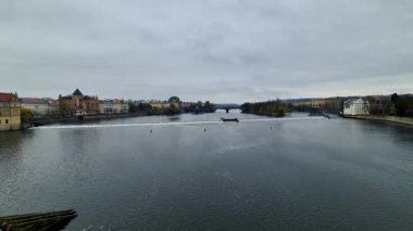 Prag, Çek Cumhuriyeti - 9 Kasım 2025: Bulutlu bir günde Charles Köprüsü 'nden Vltava Nehri' ne bakın.