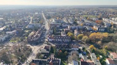 Radzymin, Polonya - 4 Kasım 2025: Radzymin şehir merkezine havadan bakış.