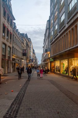 Lüksemburg, Lüksemburg - 29 Ekim 2025: Akşamları Lüksemburg 'da işlek alışveriş caddesi.
