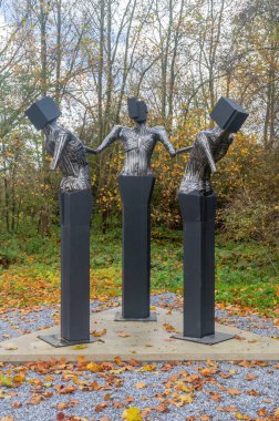 Aubange, Belçika - 29 Ekim 2025: Belçika, Fransa ve Lüksemburg 'un üç nokta sınırı. Üçlü Heykel Noktası.