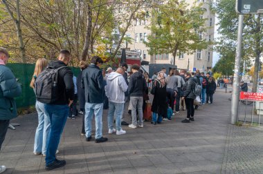Berlin, Almanya - 1 Kasım 2025 Oggi 'nin Gemuse kebabı için kuyruk.