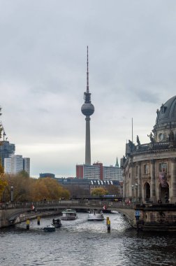 Berlin, Almanya - 1 Kasım 2025: Berliner Fernsehturm Kulesi ile nehir.