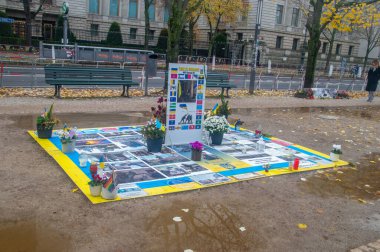 Berlin, Almanya - 2 Kasım 2025: Rusya ile Ukrayna arasındaki savaşı Berlin 'deki Rus Büyükelçiliği yakınlarında protesto.