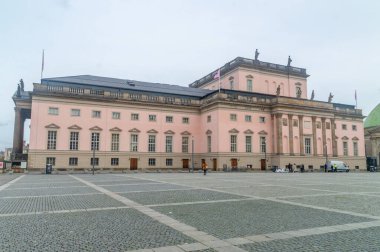 Berlin, Almanya - 2 Kasım 2025: Devlet Operası Unter den Linden.