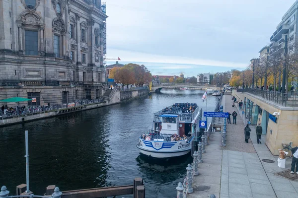 Berlin, Almanya - 2 Kasım 2025: Berlin şehir merkezinde akan nehir.